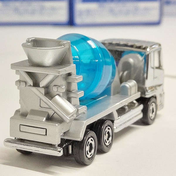 実際に弊社で買取させて頂いた【おまとめ36点】TOMICA/トミカ トミカ博 日産 ディーゼル クオン ミキサー車 銀メッキバージョン/非売品の画像 2枚目