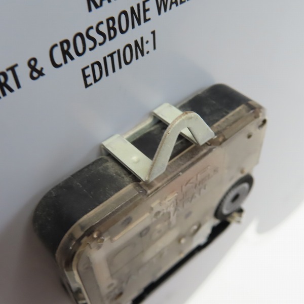 実際に弊社で買取させて頂いたKAWS×HECTIC/カウズ×ヘクティク 限定100個 HEART&CROSSBONE シリアル入 WALL CLOCK/壁掛け時計の画像 6枚目