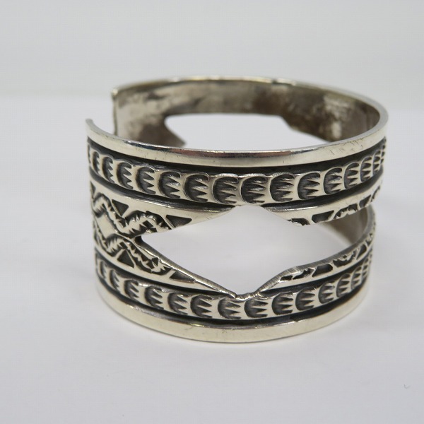 実際に弊社で買取させて頂いたnavajo/ナバホ族 Delayne Reeves ディレインリーブス 作 シルバー バングルの画像 4枚目