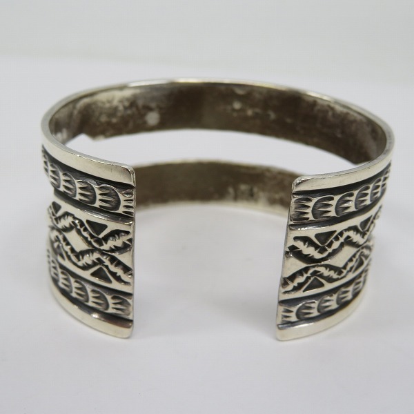 実際に弊社で買取させて頂いたnavajo/ナバホ族 Delayne Reeves ディレインリーブス 作 シルバー バングルの画像 3枚目