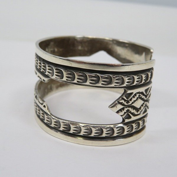 実際に弊社で買取させて頂いたnavajo/ナバホ族 Delayne Reeves ディレインリーブス 作 シルバー バングルの画像 2枚目