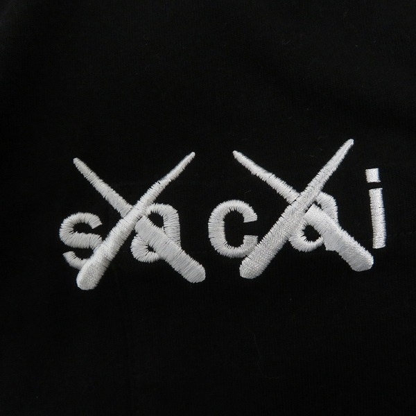 実際に弊社で買取させて頂いたSacai × KAWS/サカイ × カウズ 21AW Embroidery T-Shirt/刺繍半袖Tシャツ 21-0285S/5の画像 4枚目