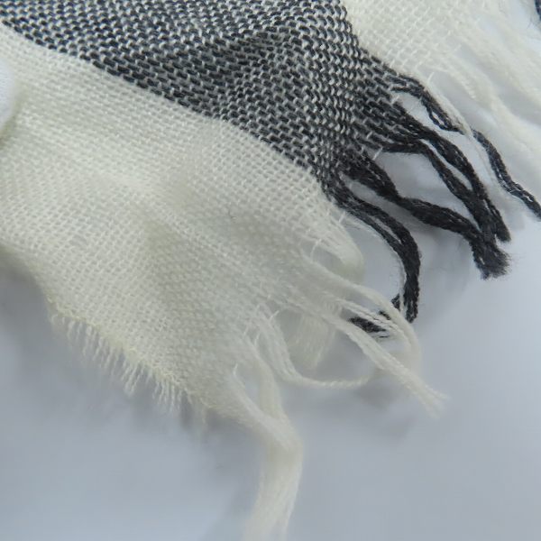 実際に弊社で買取させて頂いたBURBERRY/バーバリー  チェック柄ストール ホワイト系の画像 3枚目