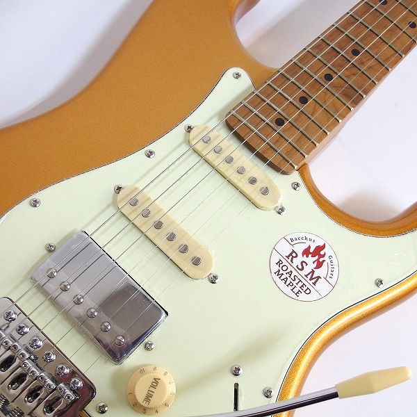 実際に弊社で買取させて頂いた★【美品】Bacchus/バッカス BST2-RSM/M GOLD ローステットメイプル ストラトキャスターType SSH ソフトケース付の画像 5枚目