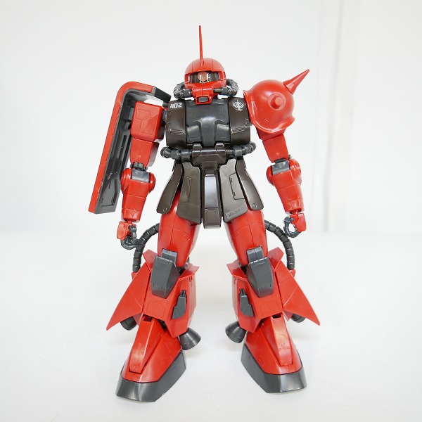 実際に弊社で買取させて頂いた【完成品/ジャンク】BANDAI/バンダイ MG 1/100 ザクII ジョニー・ライデン少佐機/ガンプラ/ガンダムの画像 1枚目