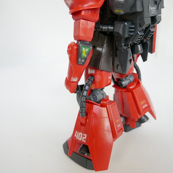実際に弊社で買取させて頂いた【完成品/ジャンク】BANDAI/バンダイ MG 1/100 ザクII ジョニー・ライデン少佐機/ガンプラ/ガンダムの画像 3枚目