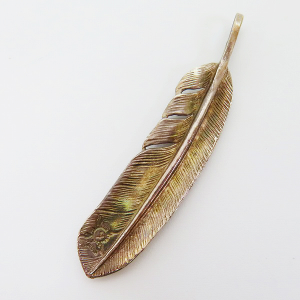 実際に弊社で買取させて頂いたFIRST ARROWS/ファーストアローズ K18メタル付フェザーペンダント 右向きの画像 1枚目