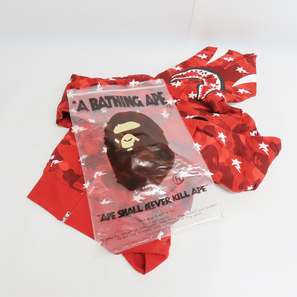 実際に弊社で買取させて頂いた【未使用】A BATHING APE×BLACK SCALE/エイプ×ブラックスケール カモフラ 総柄 シャーク フルジップ パーカー レッド/Mの画像 9枚目
