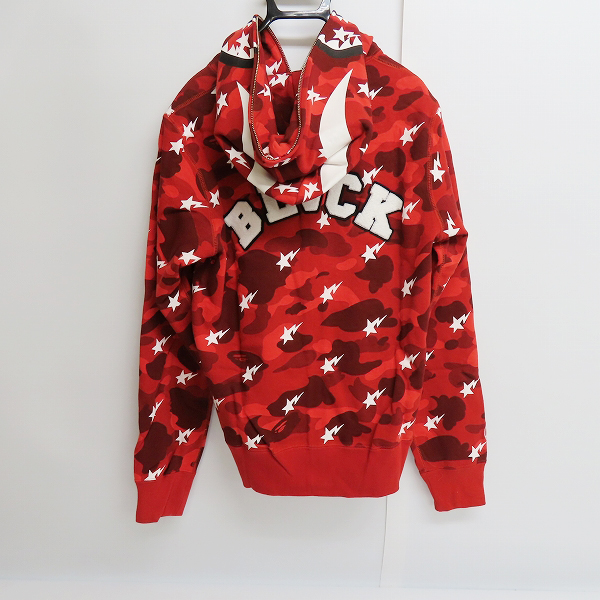 実際に弊社で買取させて頂いた【未使用】A BATHING APE×BLACK SCALE/エイプ×ブラックスケール カモフラ 総柄 シャーク フルジップ パーカー レッド/Mの画像 4枚目