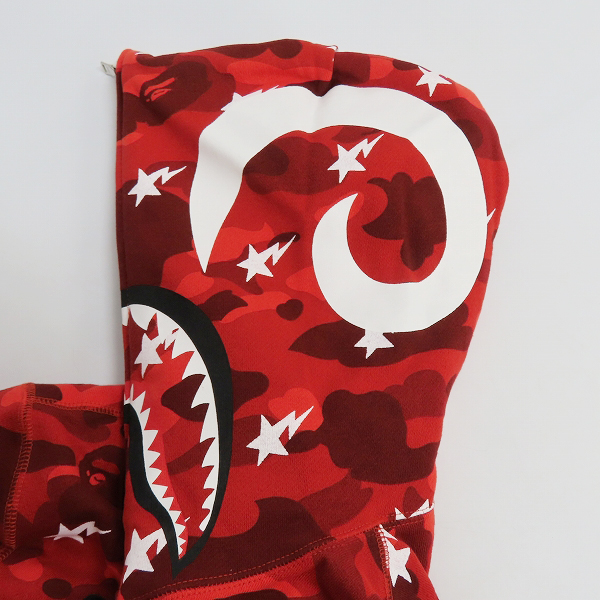 実際に弊社で買取させて頂いた【未使用】A BATHING APE×BLACK SCALE/エイプ×ブラックスケール カモフラ 総柄 シャーク フルジップ パーカー レッド/Mの画像 1枚目