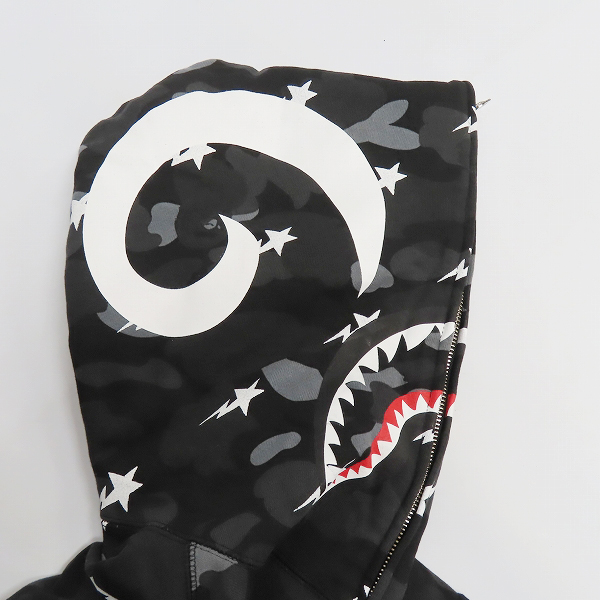 実際に弊社で買取させて頂いたA BATHING APE×BLACK SCALE/アベイシングエイプ×ブラックスケール カモフラ 総柄 シャーク フルジップ パーカー/Mの画像 2枚目