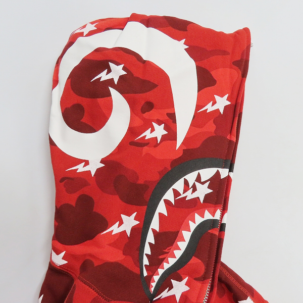 実際に弊社で買取させて頂いた【未使用】A BATHING APE×BLACK SCALE/エイプ×ブラックスケール カモフラ 総柄 シャーク フルジップ パーカー レッド/Mの画像 2枚目
