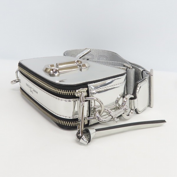 実際に弊社で買取させて頂いたMARC JACOBS/マークジェイコブス THE SNAPSHOT オールシルバー ショルダーバッグの画像 2枚目