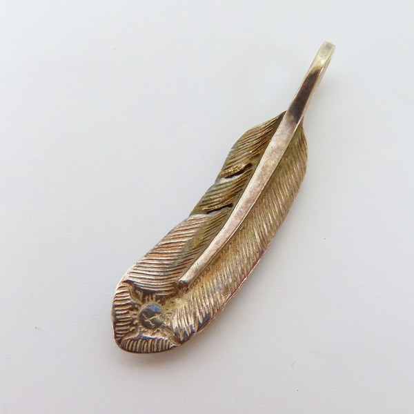 実際に弊社で買取させて頂いたFIRST ARROWS/ファーストアローズ K18メタル付フェザーペンダント 右向き Sの画像 1枚目