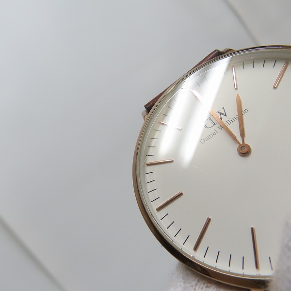 実際に弊社で買取させて頂いた【難有り】Daniel Wellington/ダニエルウェリントン レザーベルト クォーツ/腕時計 B40R7の画像 4枚目