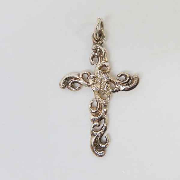 実際に弊社で買取させて頂いたFIRST ARROWS/ファーストアローズ フラワー付浮きカラ草彫りクロス ペンダントトップの画像 1枚目