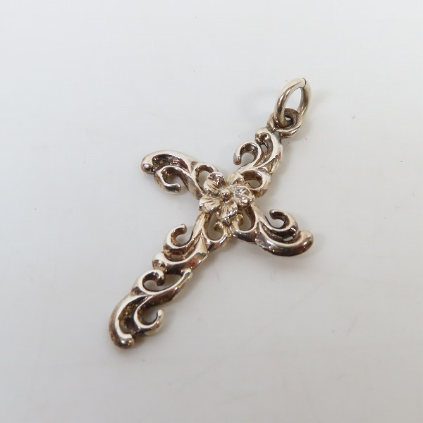 実際に弊社で買取させて頂いたFIRST ARROWS/ファーストアローズ フラワー付浮きカラ草彫りクロス ペンダントトップ