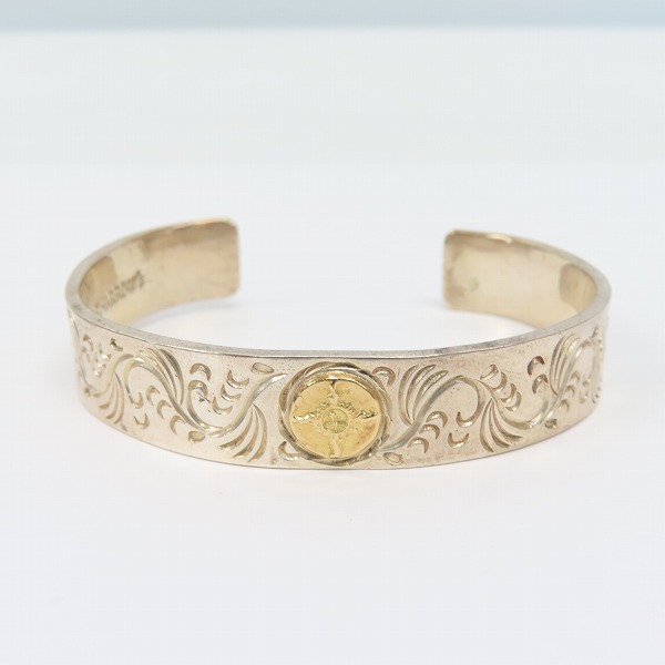 実際に弊社で買取させて頂いた【ギャラ付】FIRST ARROWS/ファーストアローズ K18付 平打12mm カラ草彫りバングル BR-026の画像 1枚目