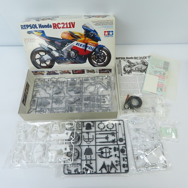 実際に弊社で買取させて頂いた【未組立】TAMIYA/タミヤ AOSHIMA/アオシマ 1/12 レプソルホンダ RC211V/ホンダ VFR750R/カワサキ GPZ900R 3点セットの画像 1枚目