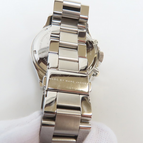 実際に弊社で買取させて頂いた MARC BY MARC JACOBS/マークバイマークジェイコブス クォーツ 腕時計 MBM3155の画像 5枚目