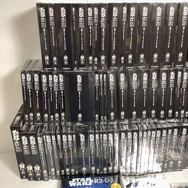 実際に弊社で買取させて頂いた【未開封】DeAGOSTINI/デアゴスティーニ 週刊 スターウォーズ R2-D2 全100巻/バインダー/ファイル/フィギュア 付きの画像 1枚目