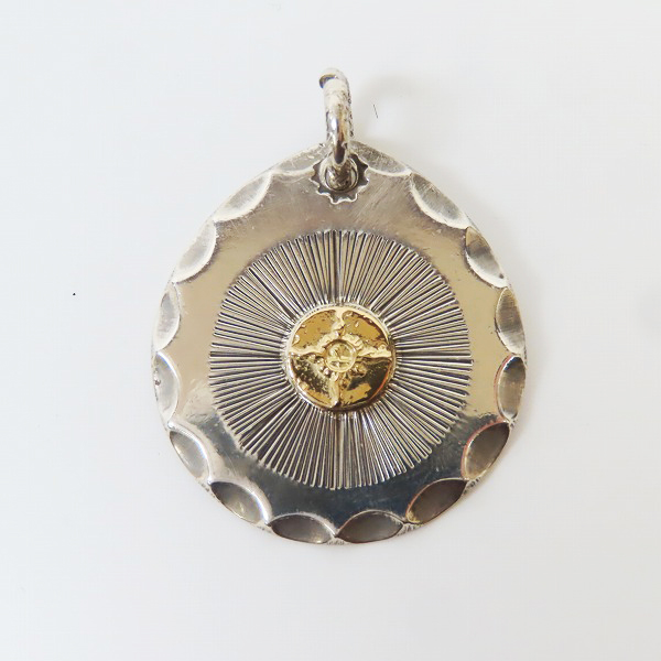 実際に弊社で買取させて頂いたFIRST ARROW's/ファーストアローズ K18付き タタキメタル ペンダントトップの画像 1枚目