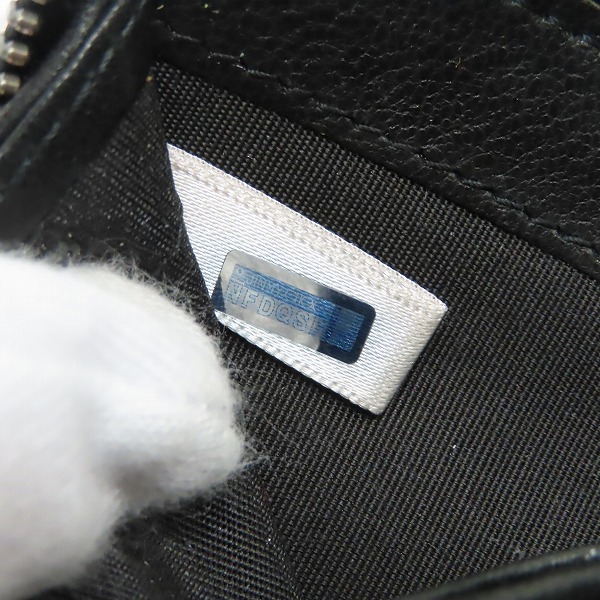 実際に弊社で買取させて頂いたJIMMY CHOO/ジミーチュウ  スタッズ ラウンドジップ 二つ折り 財布/ウォレット ブラックの画像 5枚目