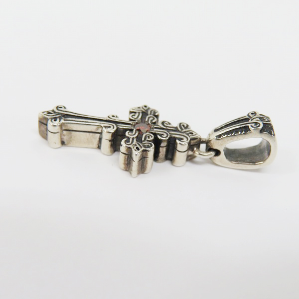 実際に弊社で買取させて頂いた【保証書付き】LEATHERS AND TREASURES/レザーズ＆トレジャーズ NARROW CELTIC CROSS w/RED DIAMOND クロスペンダントトップ の画像 3枚目