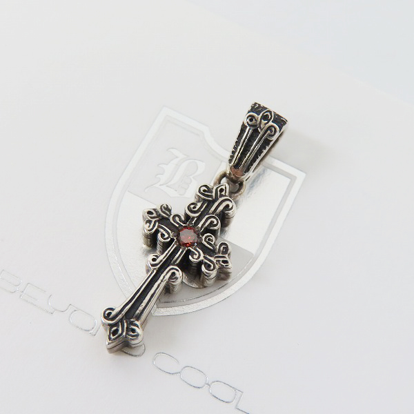 実際に弊社で買取させて頂いた【保証書付き】LEATHERS AND TREASURES/レザーズ＆トレジャーズ NARROW CELTIC CROSS w/RED DIAMOND クロスペンダントトップ 