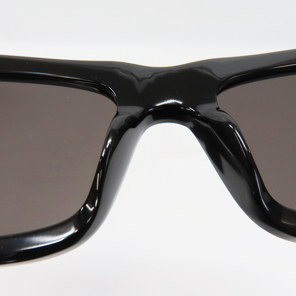 実際に弊社で買取させて頂いたSAINT LAURENT/サンローラン BETTY サングラス/アイウェア SL461 001の画像 4枚目