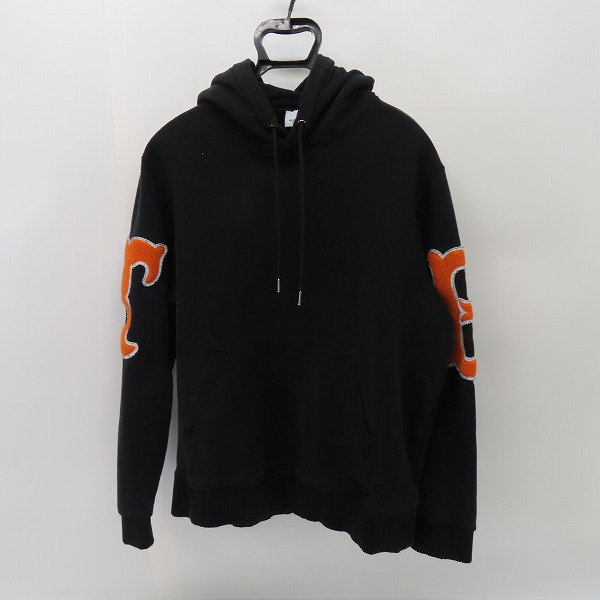 実際に弊社で買取させて頂いたBURBERRY/バーバリー 21AW アームロゴ刺繍 スウェットプルオーバーパーカー 8042699/XL