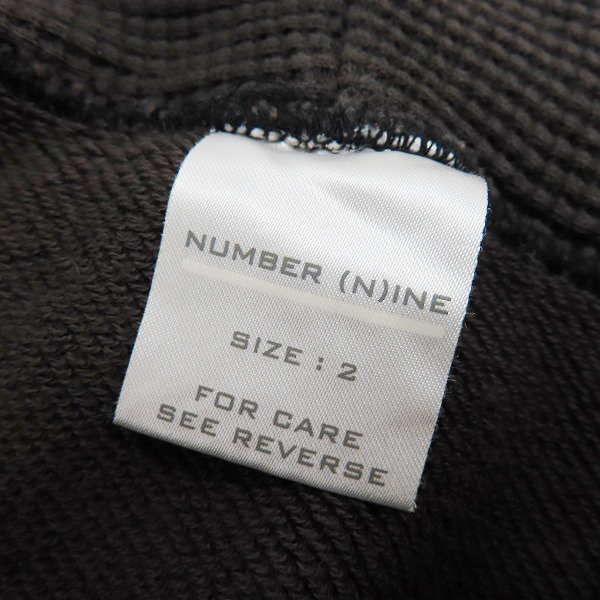 実際に弊社で買取させて頂いたNUMBER (N)INE/ナンバーナイン 01AW STANDARD期 穴あき加工 エンブレム プルオーバーパーカー/2の画像 2枚目
