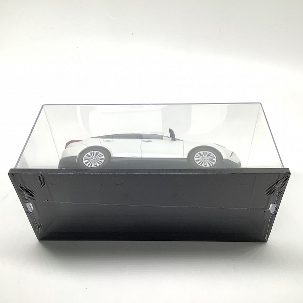 実際に弊社で買取させて頂いた【未開封】TOYOTA/トヨタ 1/30 HARRIER ハリアー ホワイトパール クリスタルシャイン ミニカーの画像 5枚目