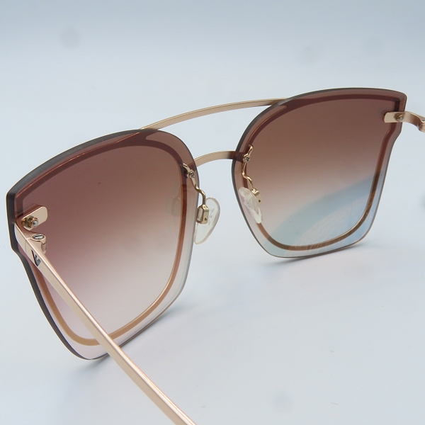 実際に弊社で買取させて頂いたEMPORIO ARMANI/エンポリオアルマーニ サングラス EA2076/3167の画像 2枚目