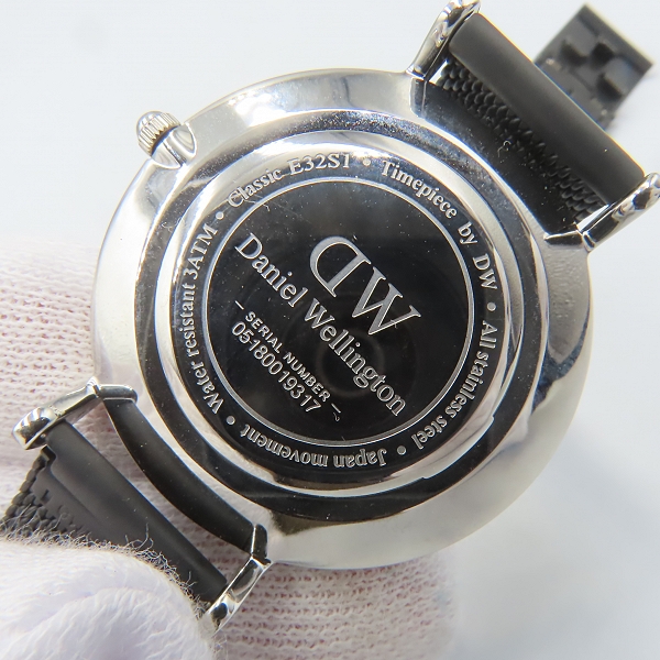 実際に弊社で買取させて頂いた【動作未確認】Daniel Wellington/ダニエルウェリントン CLASSIC クォーツ 黒文字盤 E32S1の画像 1枚目