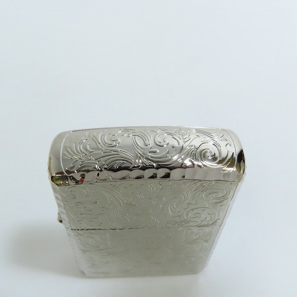 実際に弊社で買取させて頂いたZIPPO/ジッポー ARMOR CASE/アーマーケース アラベスク/唐草模様 No.0001 鏡面加工 シルバー 2022年製の画像 6枚目