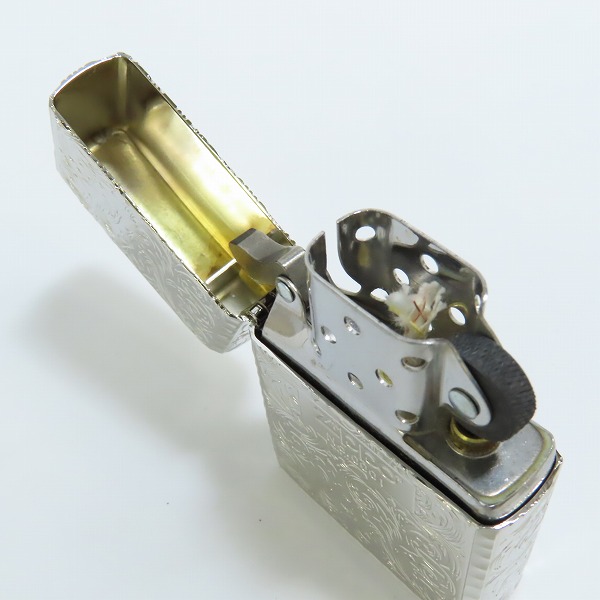 実際に弊社で買取させて頂いたZIPPO/ジッポー ARMOR CASE/アーマーケース アラベスク/唐草模様 No.0001 鏡面加工 シルバー 2022年製の画像 4枚目