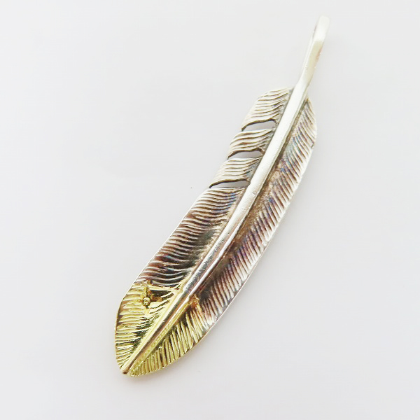 実際に弊社で買取させて頂いたFIRST ARROWS/ファーストアローズ 先金K18 フェザー ペンダント 右向きの画像 1枚目