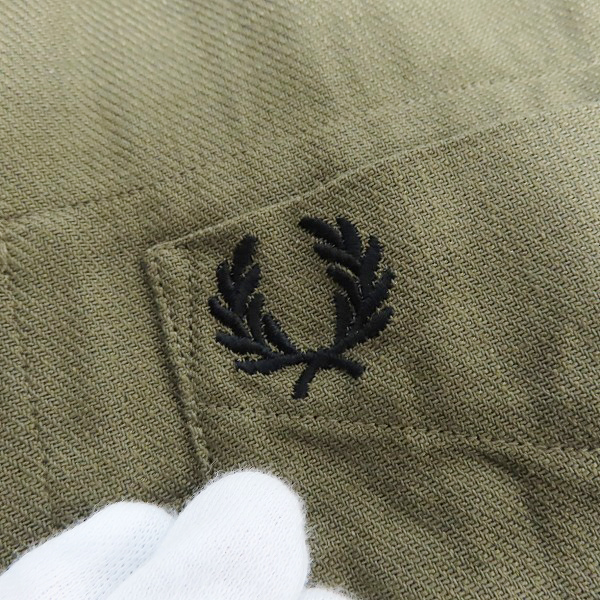 実際に弊社で買取させて頂いたFRED PERRY/フレッドペリー 半袖シャツ ワンポイント刺繍 カーキ Lの画像 5枚目
