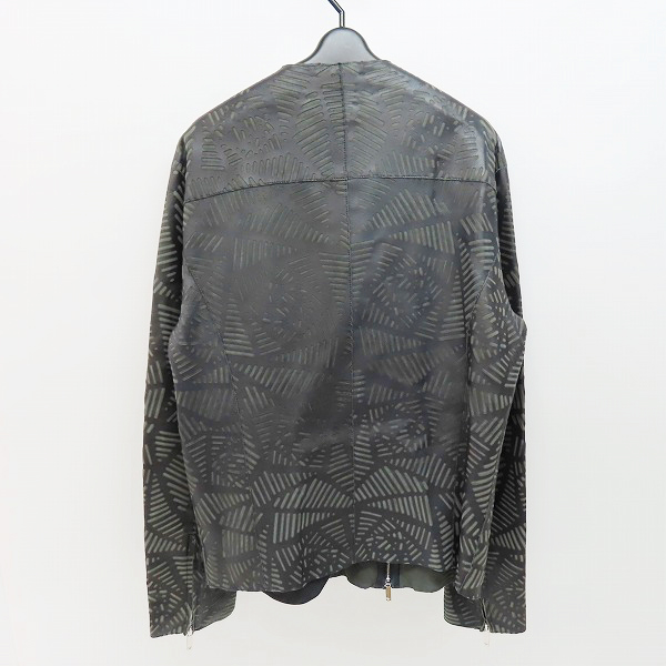 実際に弊社で買取させて頂いた【JPタグ】EMPORIO ARMANI/エンポリオ アルマーニ 総柄デザイン やぎ革/ゴート ジップアップレザー ジャケット/50の画像 1枚目