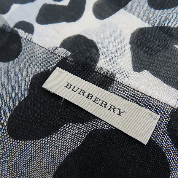 実際に弊社で買取させて頂いたBURBERRY/バーバリー レオパード/チェック柄 ストール ブラック×ホワイトの画像 1枚目