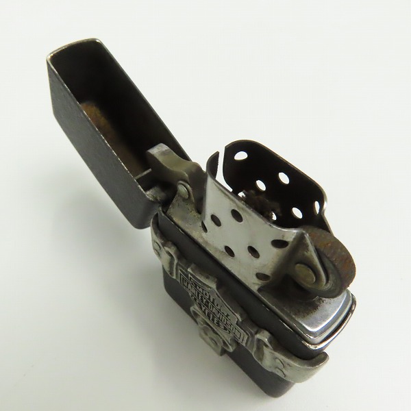 実際に弊社で買取させて頂いたZIPPO/ジッポー HARLEYDAVIDSON/ハーレーダビッドソン ハーネス メタル貼り 1998年製の画像 4枚目
