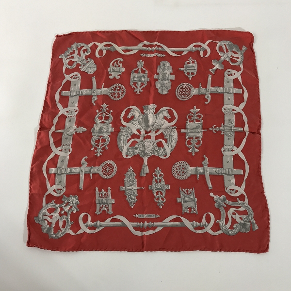 実際に弊社で買取させて頂いたHERMES/エルメス プチカレ40 FERRONNERIE 鉄細工 スカーフ/ストールの画像 1枚目