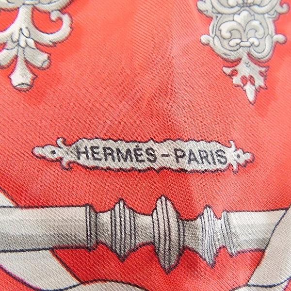 実際に弊社で買取させて頂いたHERMES/エルメス プチカレ40 FERRONNERIE 鉄細工 スカーフ/ストールの画像 2枚目
