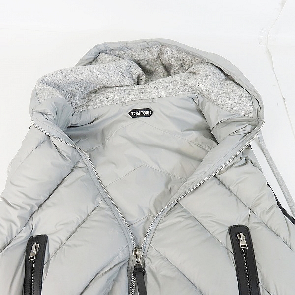 実際に弊社で買取させて頂いたTOM FORD/トムフォード ジップアップ フード ダウンベスト  グレー BY291-TFJ235/48の画像 2枚目