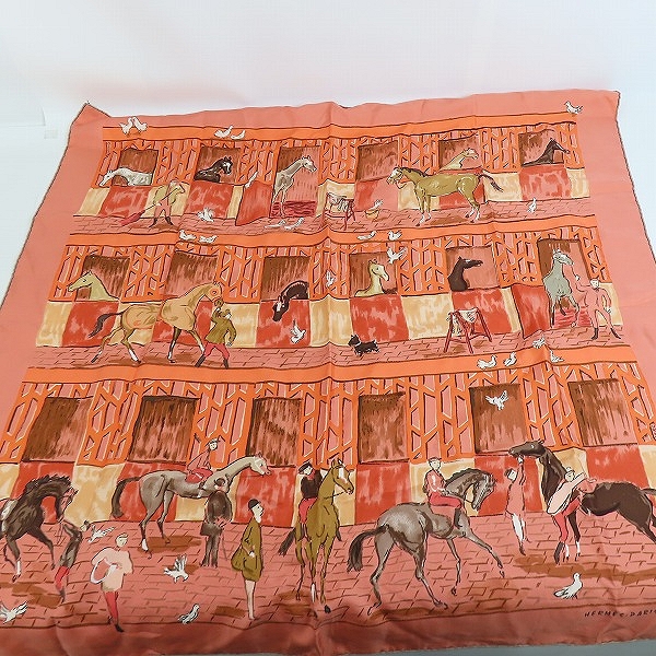 実際に弊社で買取させて頂いたHERMES/エルメス カレ90 馬小屋 シルク スカーフの画像 3枚目