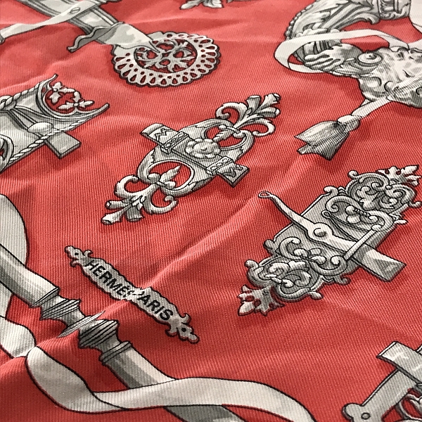 実際に弊社で買取させて頂いたHERMES/エルメス プチカレ40 FERRONNERIE 鉄細工 スカーフ/ストールの画像 4枚目