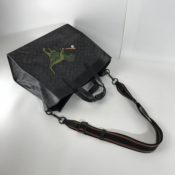 実際に弊社で買取させて頂いたCOACH/コーチ 2WAYトート レキシープレイ フィールドトートバッグ 恐竜 C4723の画像 2枚目