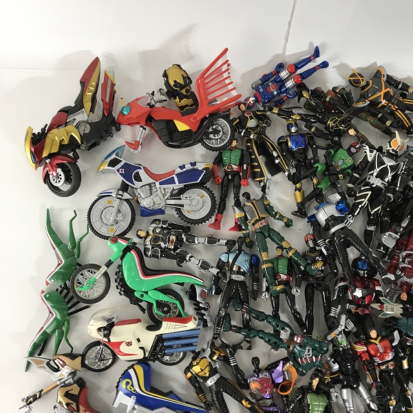 実際に弊社で買取させて頂いた【おまとめ】BANDAI/バンダイ 仮面ライダー 装着変身 他 1号/2号/ブレイド/555/カブト 等 フィギュアの画像 1枚目