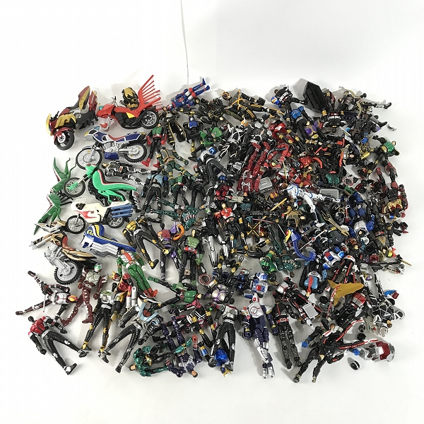 実際に弊社で買取させて頂いた【おまとめ】BANDAI/バンダイ 仮面ライダー 装着変身 他 1号/2号/ブレイド/555/カブト 等 フィギュア